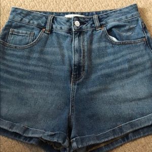 Pacsun mom shorts with minimal distressing TRENDY!
